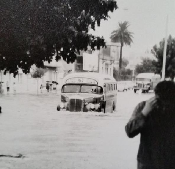 #BuenosAiresRetro Un 67 "navega" por Av. del Tejar (Balbín) y Blanco Encalada. Foto Ernesto Jordan.