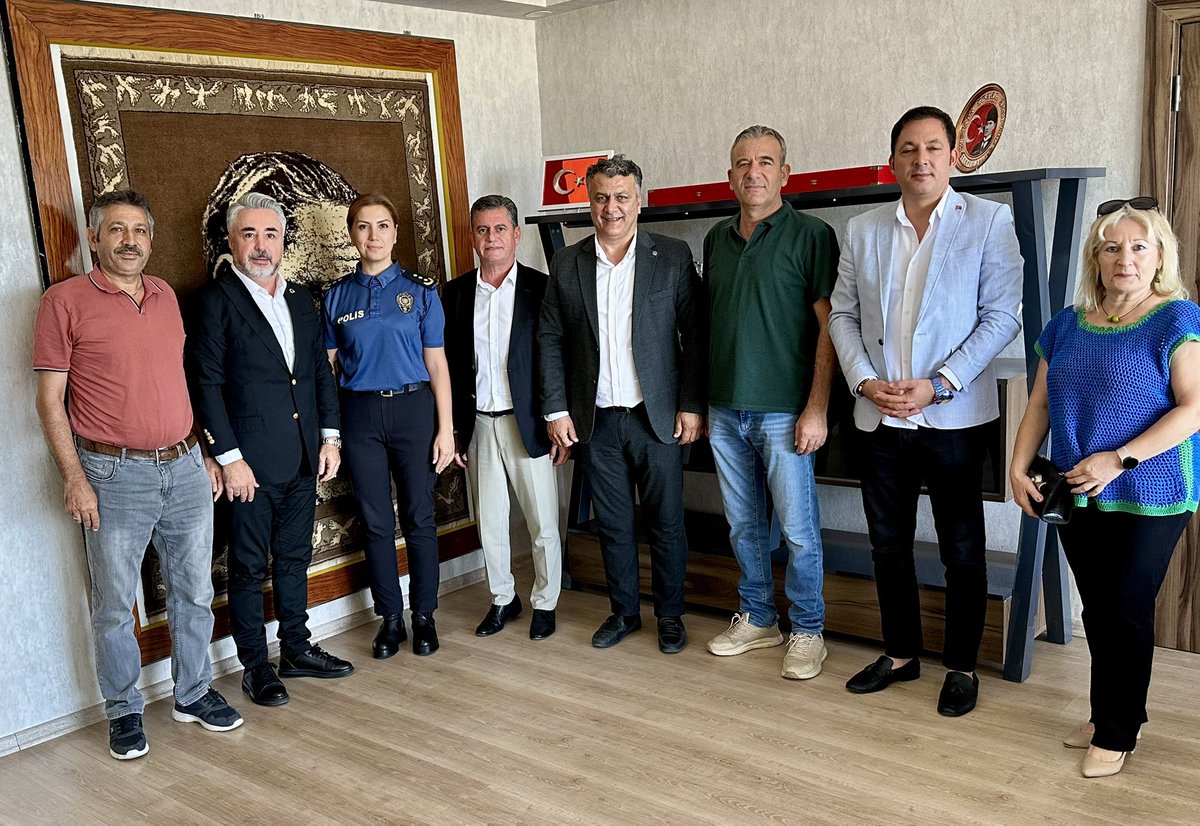 Aksu ilçe Emniyet Müdürümüz Sn Serpil Ergenç hanımefendiyi makamında, Akgiad Başkanımız ve Yönetim Kurulu üyelerimiz ile ziyaret ettik.

Sayın Emniyet Müdürü'müzün
yeni görevinin hayırlı olmasını diliyoruz. İlçemizin huzuru, güvenliği ve refahı için üstlendiği bu önemli görevde,