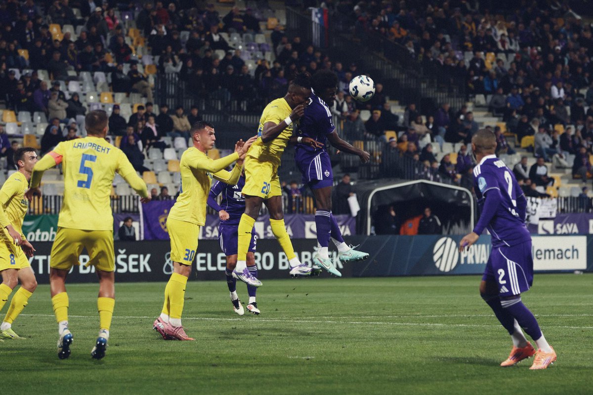 nkmaribor's tweet photo. V slačilnico ob aplavzih: po 1. polčasu 2:0. Strelca Jan Repas in Omar Rekik.

#miskupajenosmo #MBDOM https://t.co/aq8CBySVfP