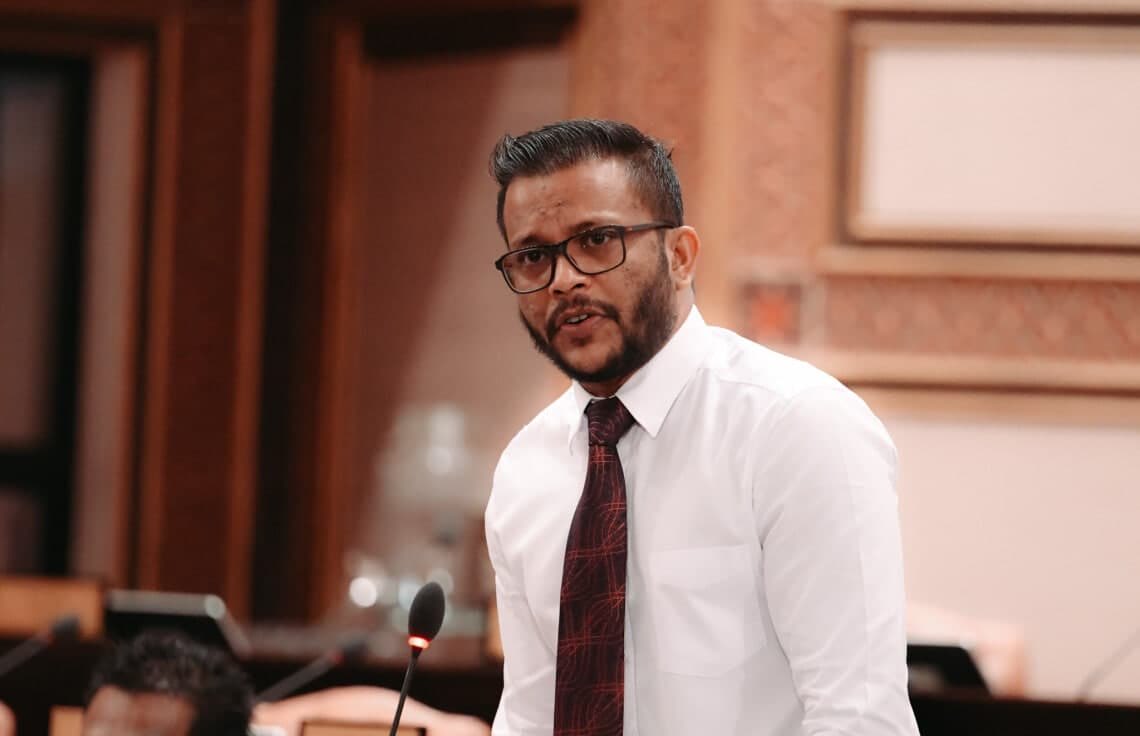 MDPShippe's tweet image. ބޮޑުތިލަދުންމަތިން ކުޅުދުއްފެށީ ބޮޑުމުހައްމަދު ދައްކައިދެއްވި ހިތްވަރަކީ މިއަދު ކާފަދަރި @YasirLathyf ގެވެސް ހިތްވަރާއި އަޒުމް. 
އިންސާފަށްކުރާ މަސައްކަތުގައި ޖަލުގޮޅިއަކުން  ފަހަތަކަށް ނުޖެހޭނެ. #FreeYasirNow #LootuvaifiLootuvaifi