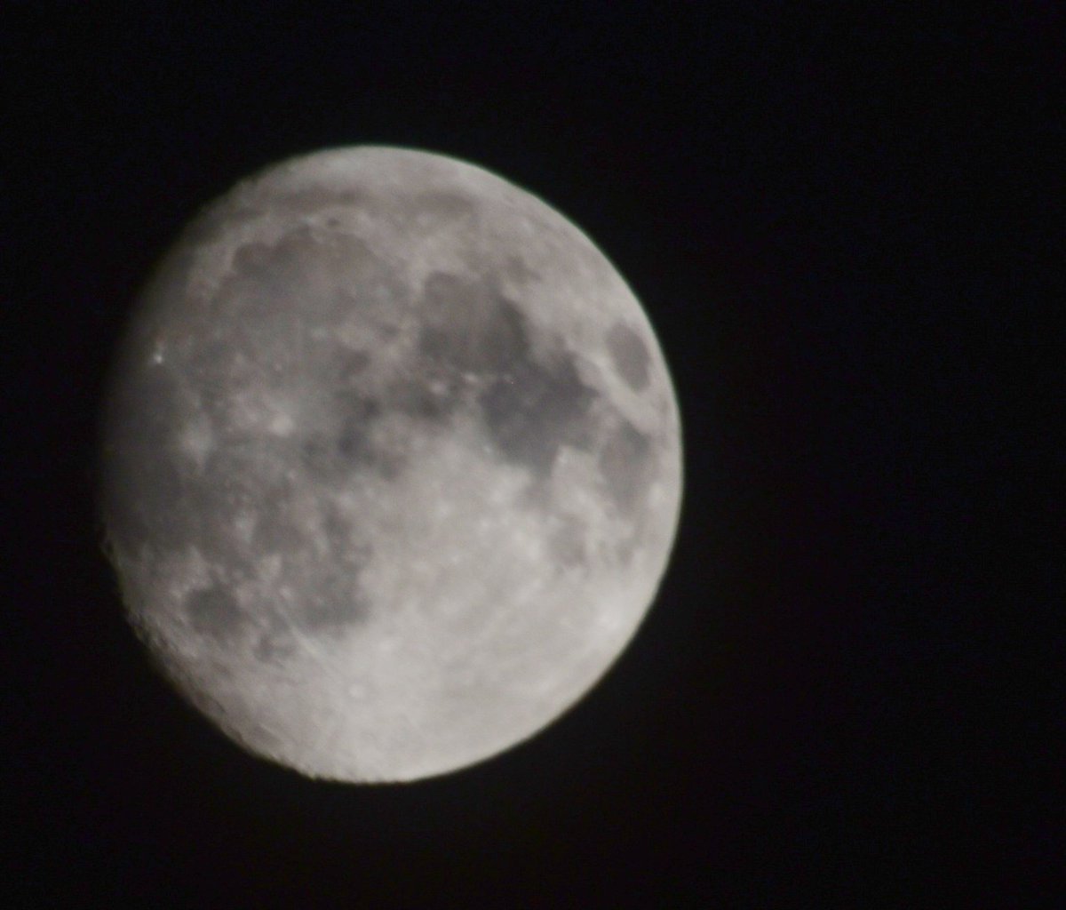 johan_klos's tweet photo. Goedenavond nog even #wachten is het weer #vollemaan nu op 92% kwam even #tevoorschijn #weerfoto https://t.co/ZFGLPXWuQk