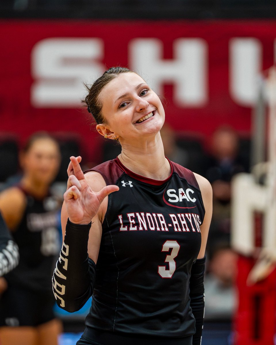 All smiles for a 2-0 lead!!

Set 3️⃣ coming right up. 

#GOBEARS | #BetweenTheBricks
