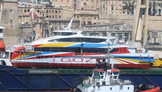 Shipguru's tweet image. #2025built #GozoHighSpeed #highspeedcraft #MALTA_EXPRESS as #deckcargo aboard the #turkishowned #heavyloadcarrier #ROMAN_E during her #delivery  #entering #grandharbourmalta - 19.09.2025 - maltashipphotos.com - NO PHOTOS can be used or manipulated without our permission