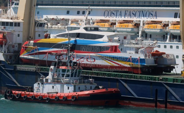 Shipguru's tweet image. #2025built #GozoHighSpeed #highspeedcraft #MALTA_EXPRESS as #deckcargo aboard the #turkishowned #heavyloadcarrier #ROMAN_E during her #delivery  #entering #grandharbourmalta - 19.09.2025 - maltashipphotos.com - NO PHOTOS can be used or manipulated without our permission