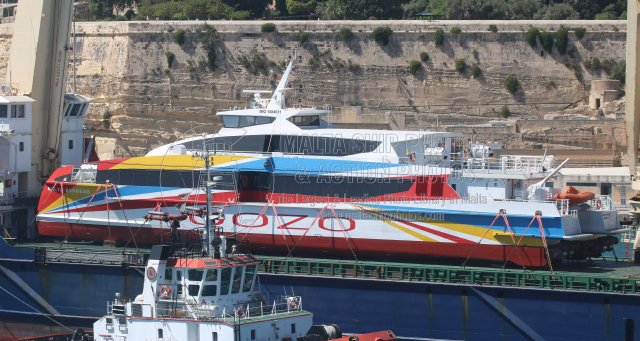 Shipguru's tweet image. #2025built #GozoHighSpeed #highspeedcraft #MALTA_EXPRESS as #deckcargo aboard the #turkishowned #heavyloadcarrier #ROMAN_E during her #delivery  #entering #grandharbourmalta - 19.09.2025 - maltashipphotos.com - NO PHOTOS can be used or manipulated without our permission