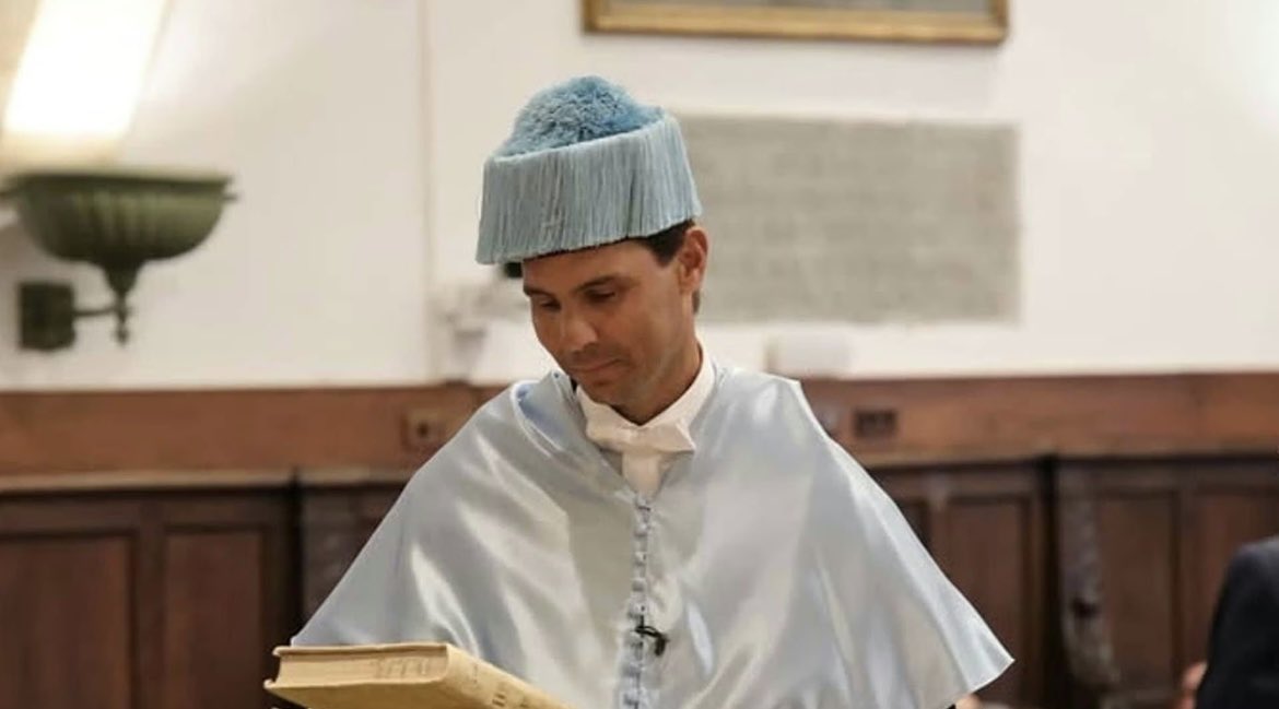 Por encarnar “la disciplina, el trabajo en equipo, la humildad, la perseverancia, el espíritu de superación y el compromiso con la excelencia", <a href="/RafaelNadal/">Rafa Nadal</a> ha sido investido Doctor Honoris Causa por la Universidad de Salamanca.
¡Imposible merecerlo más!