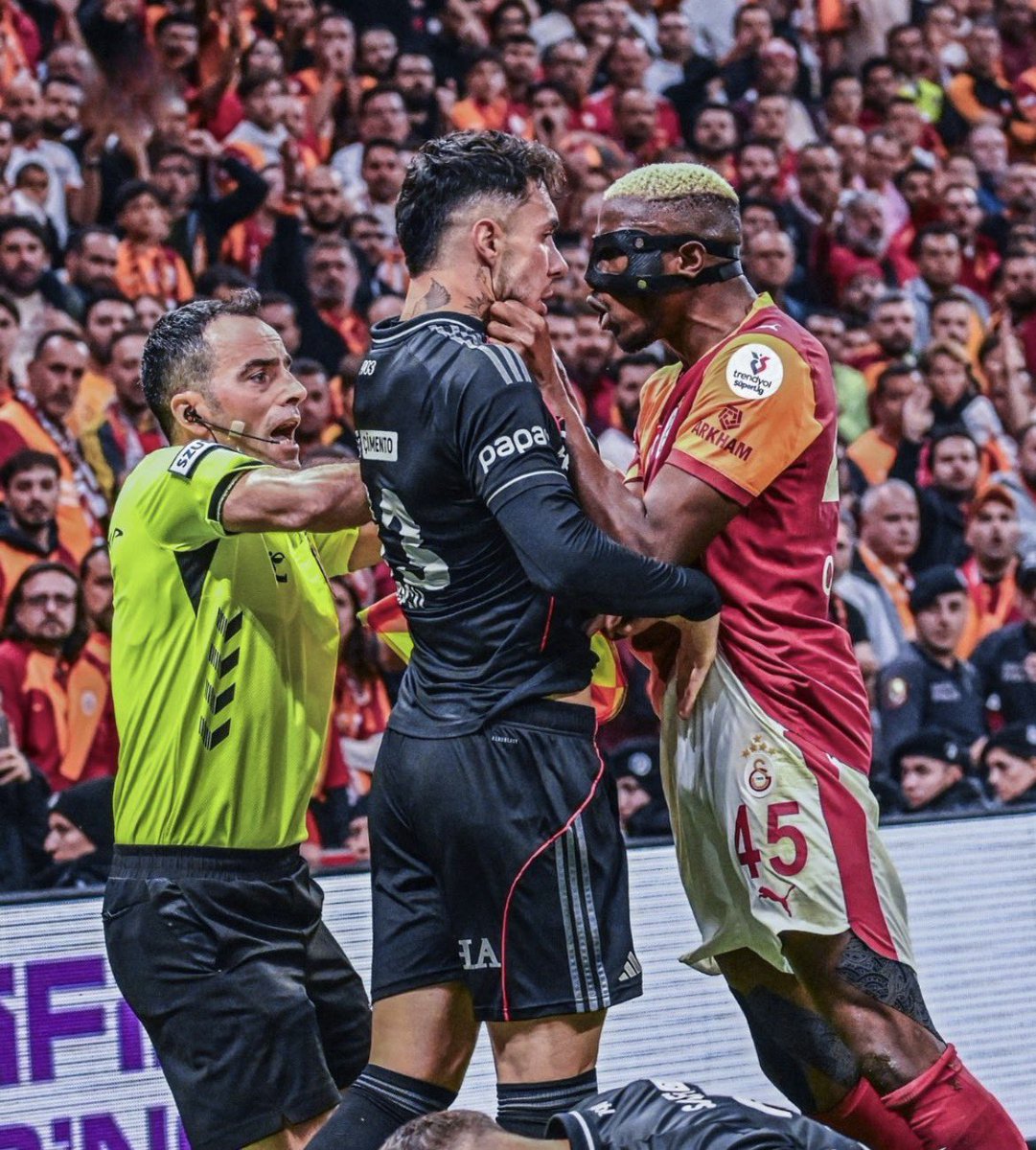 Adamlar haklıymış. TFF ‘yi de hakemleri de yenmişler. Yoksa bu pozisyonda Osimhen nasıl sarı kart görebilirdi? Avrupa ‘da “pisipisi”, Türkiye de “hırhır”.

Sonraki maç yine başlarlar “satılmış hakemler” diye. Ama onda da haklılar :)

Beşiktaş Galatasaray Bu Okan #GSvBJK