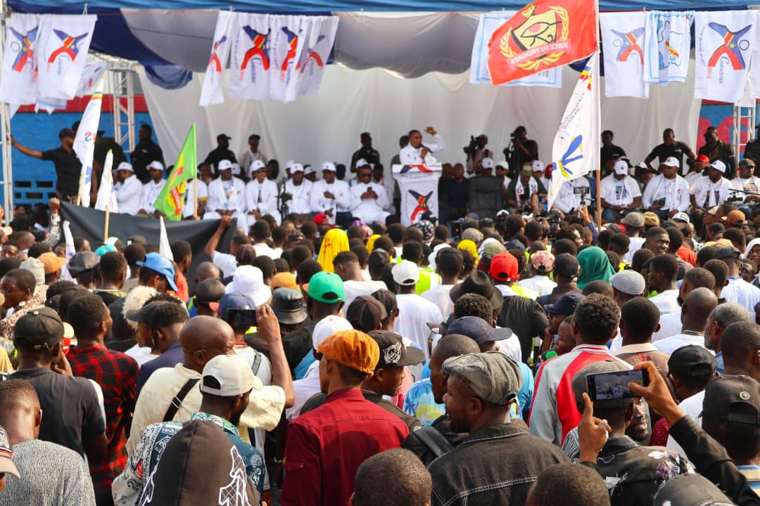 #Kinshasa: vulgarisation de 3 victoires diplomatik obtenues grâce au leadership d Fatshi, 
#PrinceMukendi de Congo Conscience et la jeunesse de l'UDPS ont fait carton plein à l'espace YMCA. 
Devant +de 10 mille personnes, ce Mukendi a appelé à l'unité et soutien au chef de l'État