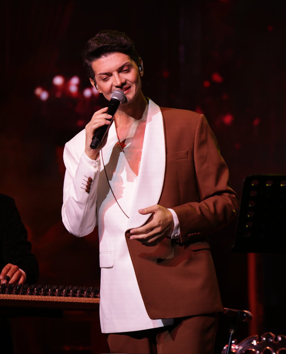 Must_Ent's tweet photo. Fatih Ertür, Çapa Pera sahnesinde sesiyle, yorumu ve enerjisiyle özel bir geceye imza attı🎶 https://t.co/3gLCj2NQsI
