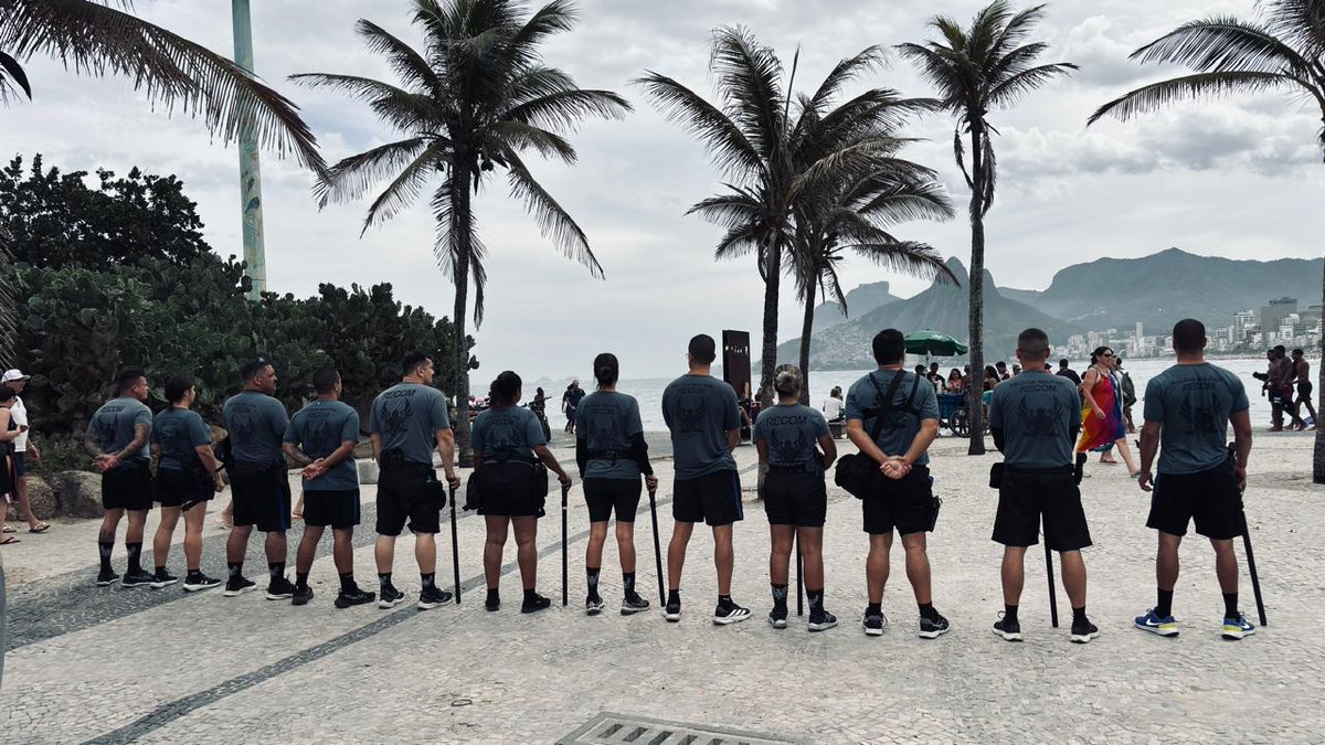 PMERJ's tweet image. Policiais do #RECOM reforçam a segurança no #Arpoador, na tarde deste sábado (04).

#OperaçãoVerão #PMERJ #ServireProteger