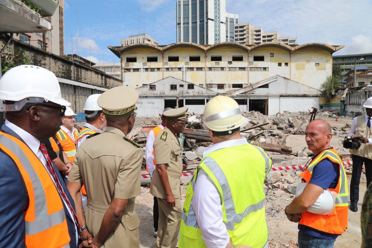 🔶 Visite de terrain du DG des Douanes
Le Général DA Pierre Alphonse a visité, ce jeudi 2 octobre 2025, le site du futur siège des Douanes ivoiriennes, sur les anciens locaux du GIRA et de l’Inspection Générale.

facebook.com/share/p/173Vya…