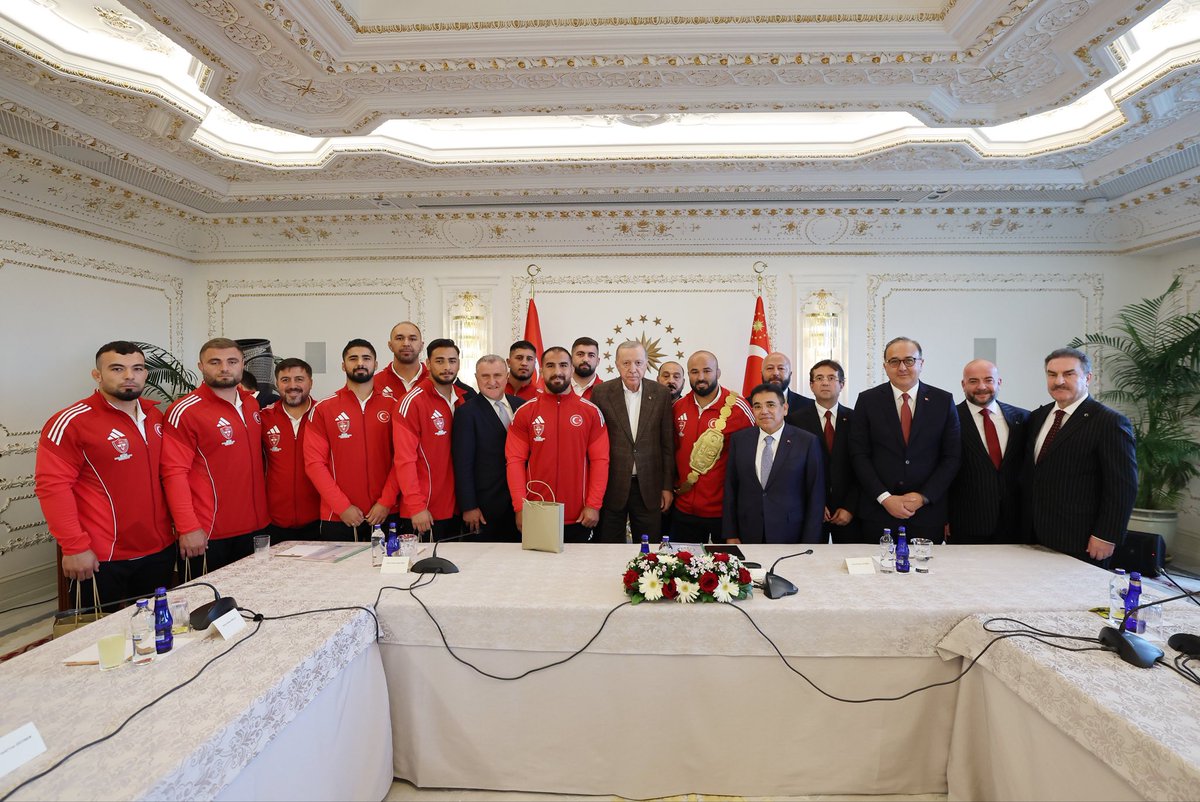 Cumhurbaşkanımız <a href="/RTErdogan/">Recep Tayyip Erdoğan</a>, Türkiye Geleneksel Güreşler Federasyonu Başkanı İbrahim Türkiş ile beraberindeki Tarihî Kırkpınar Yağlı Güreşleri ve 2024-2025 yılları CW Enerji Türkiye Yağlı Güreş Ligi Boy birincilerini kabul etti.