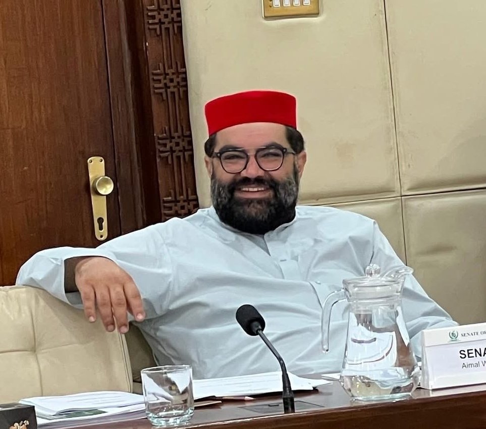 دا باد د زمانے 
چی مونږه چیړی ۔
هسی نه ده ۔
دا ګوری چی 
په مړو ایرو کښی 
سره بڅرکی شته دی 
<a href="/AimalWali/">Aimal Wali Khan</a>