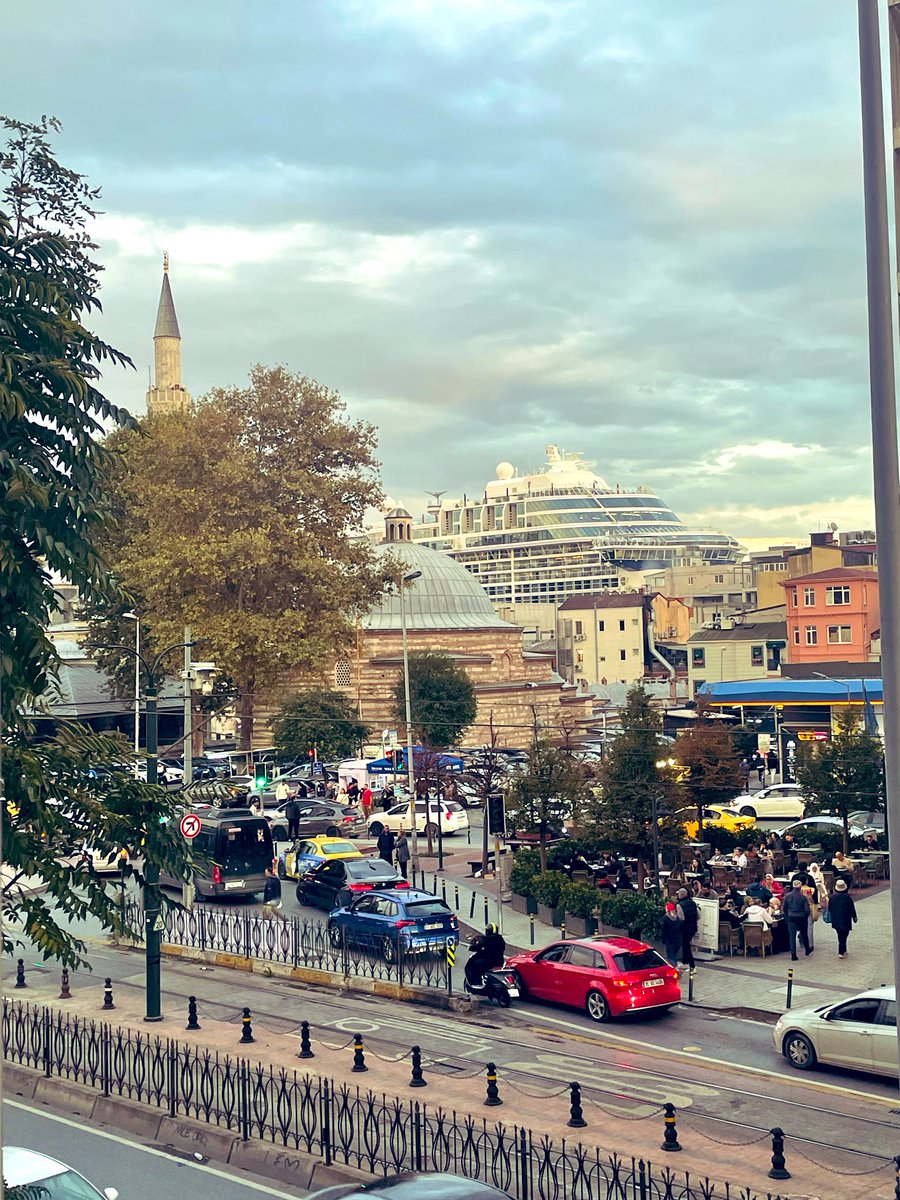 Kapalı bir cumartesi…
#karaköy
#İstanbul