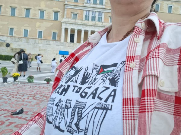 1/3 
4 ΓΥΝΑΙΚΕΣ (η Τζένη, η Βαλέρια, η Άννα και η Ιφιγένεια) είναι #με_τον_πατερα #Ρούτσι  μιας &amp; ξεκίνησαν  24 συμβολική #απεργια_πεινας για συμπαράσταση στον αγώνα του ✊
"..Εδώ και σήμερα. Αυτό που ξεκίνησε ως 24ωρη απεργία πείνας, φαίνεται θα γίνει εμπειρία ζωής. Είμαστε ⬇️