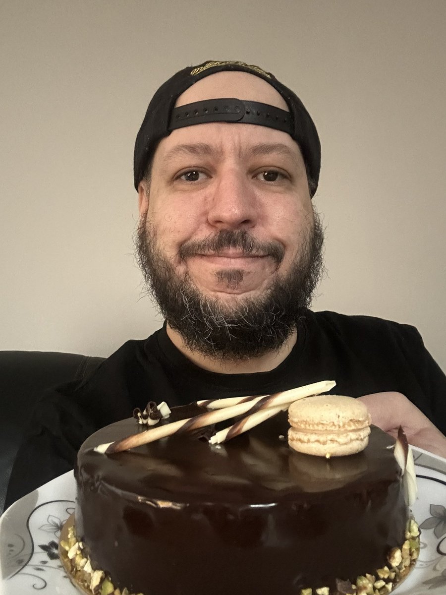MrQuoty's tweet photo. Aujourd’hui j’ai 39 ans 🥳

Le temps passe vite et je suis heureux dans ma vie !
Tout va bien pour ma santé 💜

On vit une période tellement nocive et triste, qu’un peu de bonheur ça ne fait pas de mal, prenez soin de vous et vos proches 🙏 https://t.co/wlXlSI7ga9