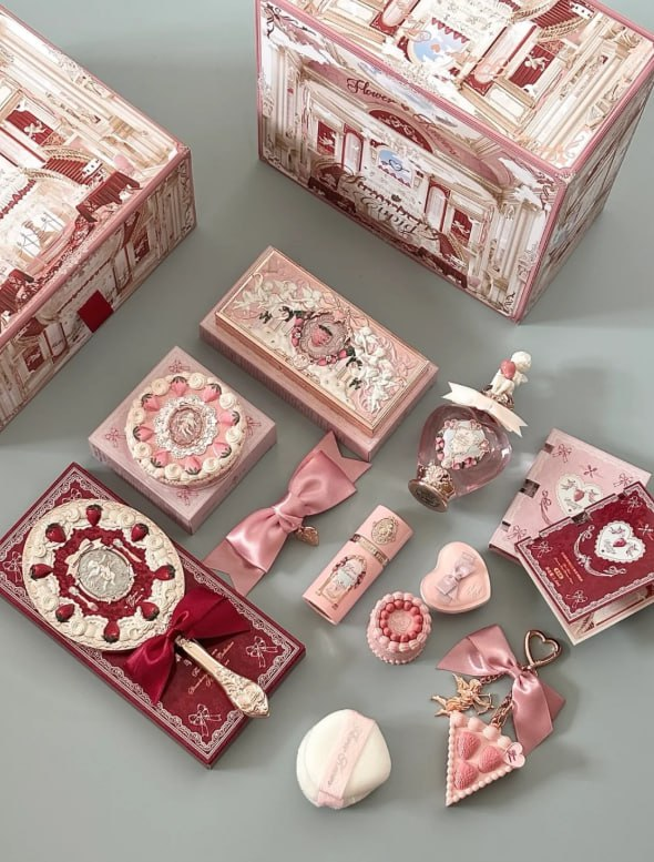 Beauty in London is effortless when you carry the city’s vibrant energy inside you ⚡💖🌆