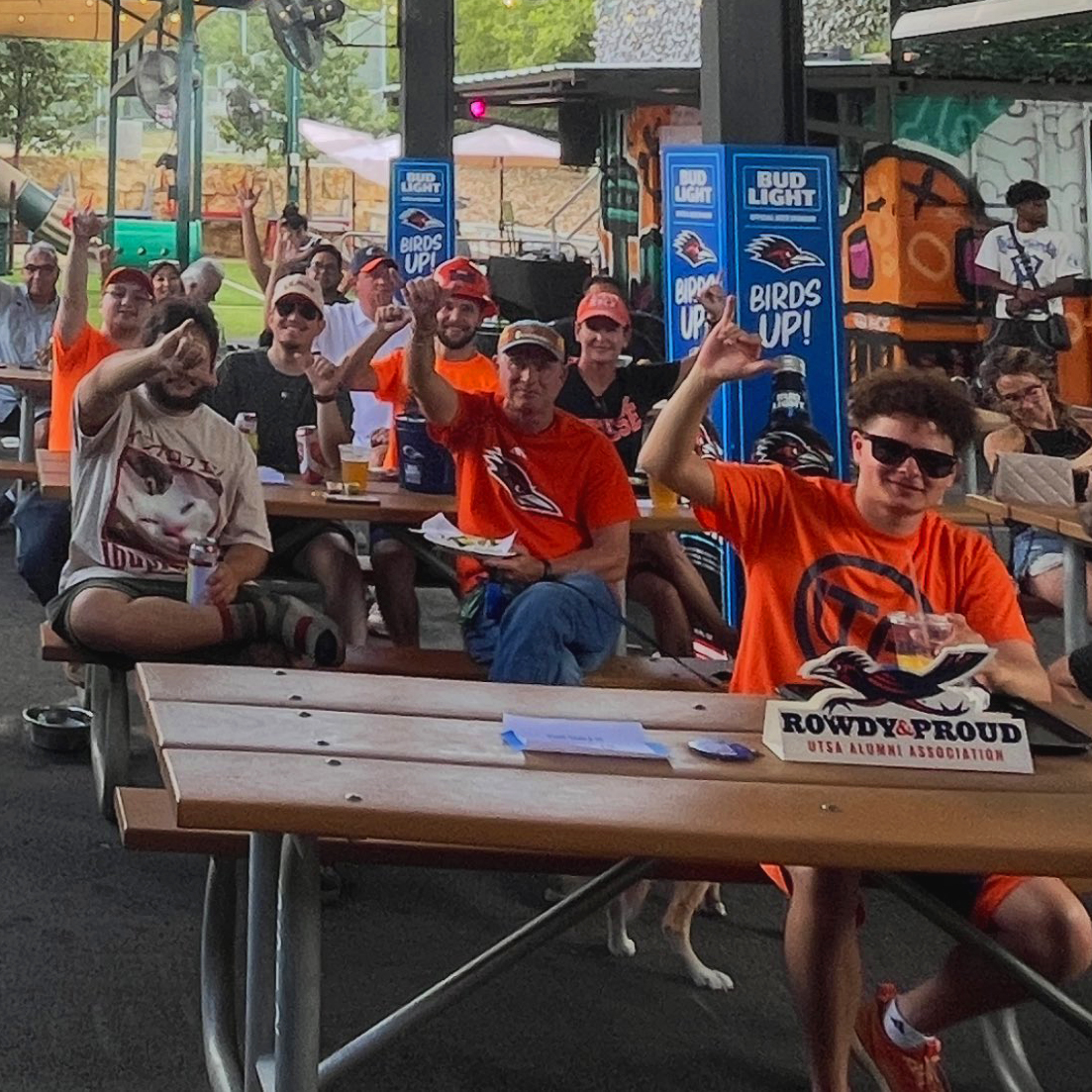 UTSA's tweet image. We want to tip our blue and orange caps to all of the Roadrunner fans at the @UTSAAlumni watch party today at The Dog Co. Icehouse! (Yes, that includes the furry ones.) 🤙🐾

📸: Melissa Adame

#utsa #utsanantonio #birdsup #gorunners