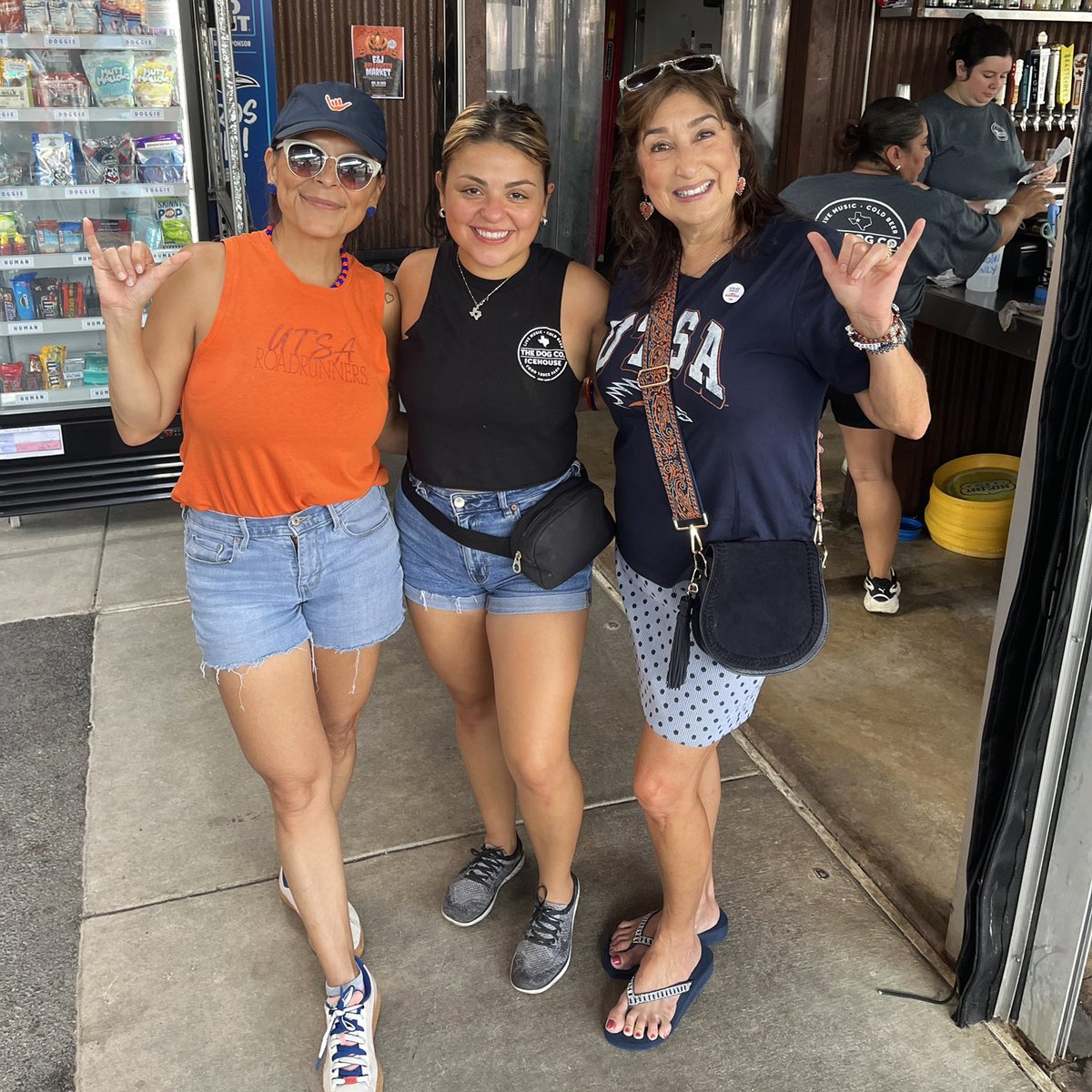 UTSA's tweet image. We want to tip our blue and orange caps to all of the Roadrunner fans at the @UTSAAlumni watch party today at The Dog Co. Icehouse! (Yes, that includes the furry ones.) 🤙🐾

📸: Melissa Adame

#utsa #utsanantonio #birdsup #gorunners