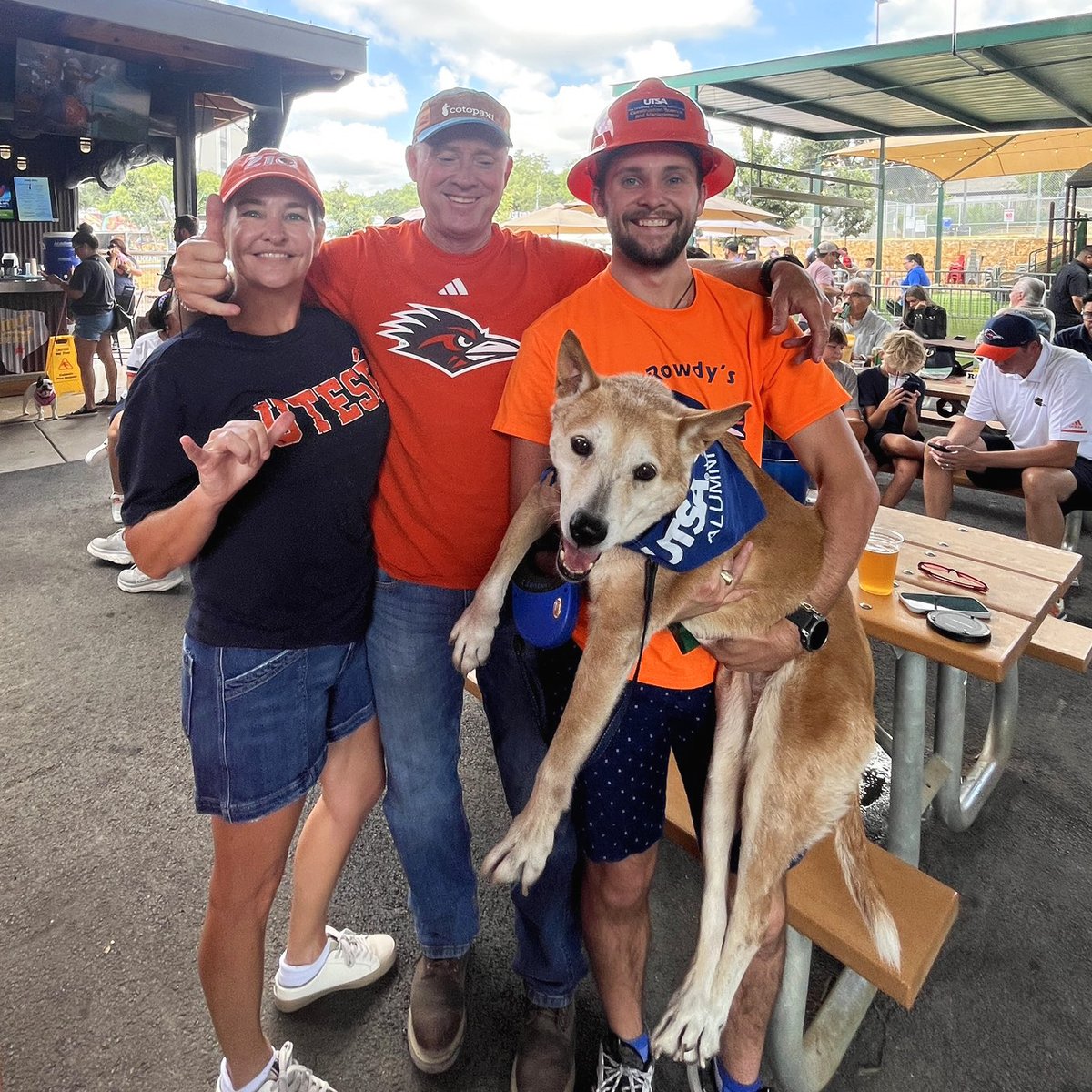 UTSA's tweet image. We want to tip our blue and orange caps to all of the Roadrunner fans at the @UTSAAlumni watch party today at The Dog Co. Icehouse! (Yes, that includes the furry ones.) 🤙🐾

📸: Melissa Adame

#utsa #utsanantonio #birdsup #gorunners