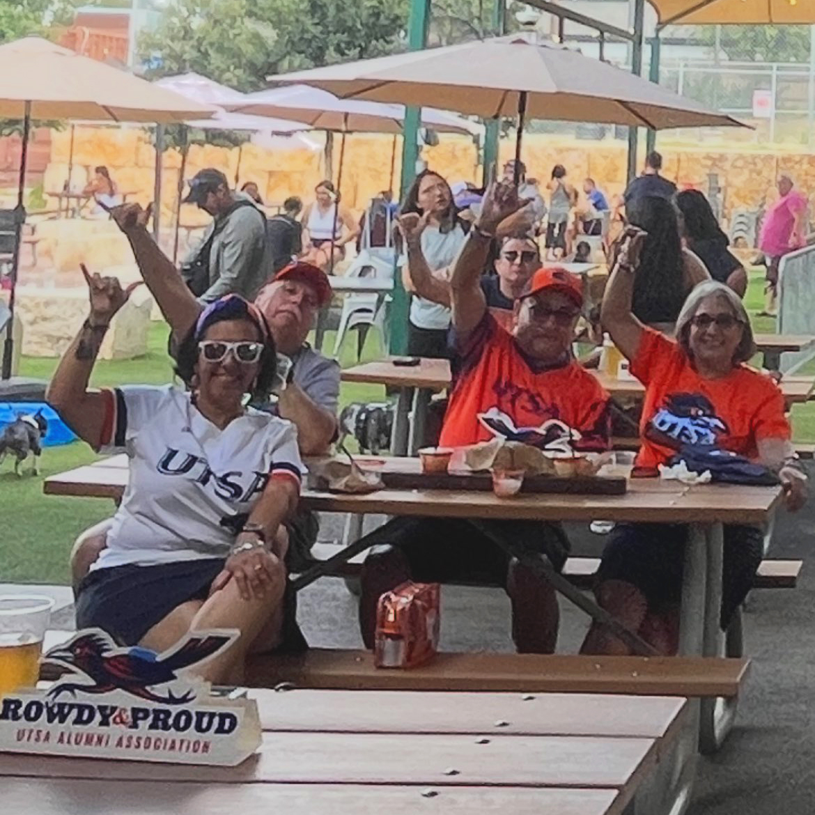 UTSA's tweet image. We want to tip our blue and orange caps to all of the Roadrunner fans at the @UTSAAlumni watch party today at The Dog Co. Icehouse! (Yes, that includes the furry ones.) 🤙🐾

📸: Melissa Adame

#utsa #utsanantonio #birdsup #gorunners