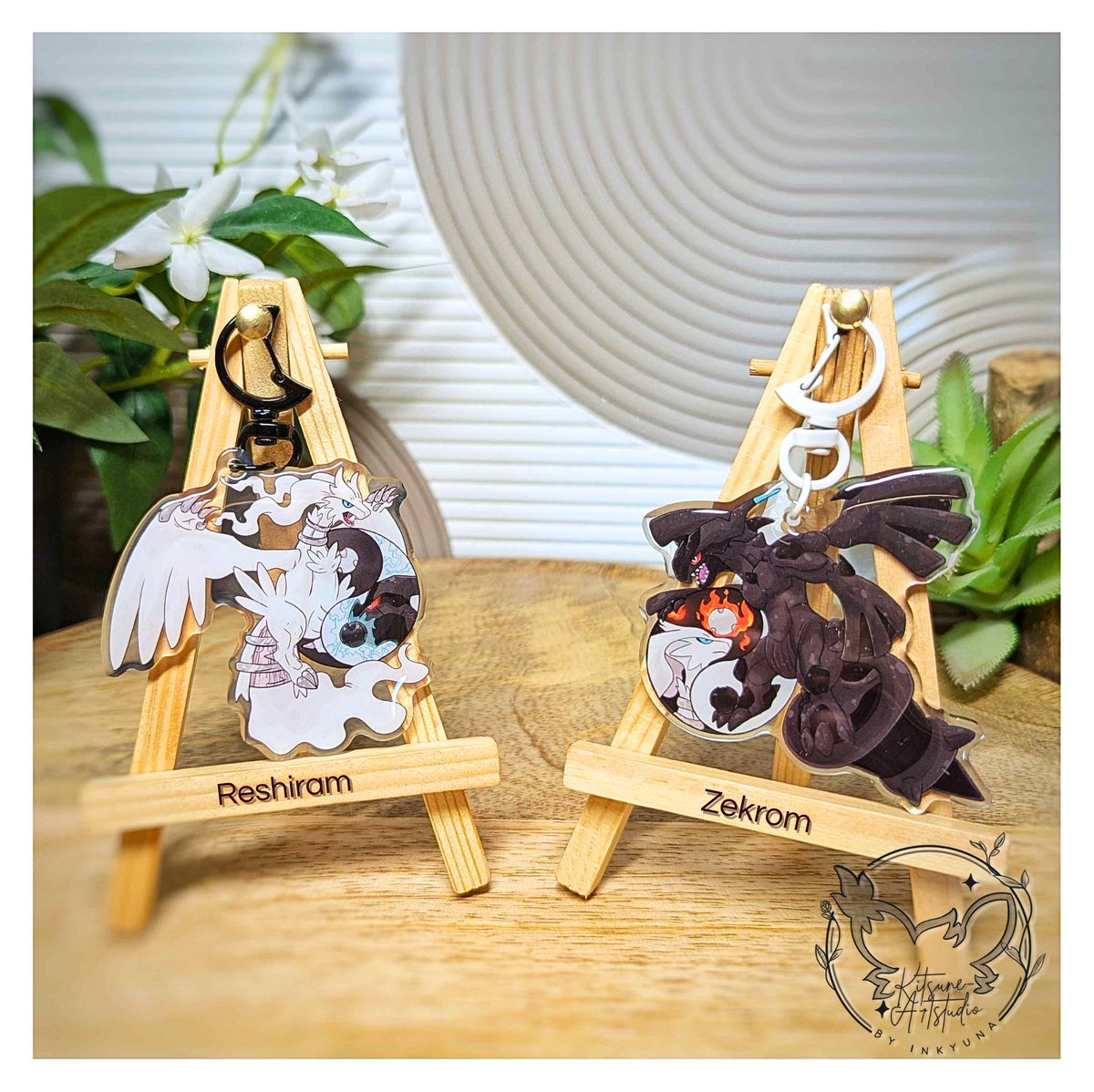 Endlich sind die ersten Schlüsselanhänger da von der neuen Kollektion! Bin super Happy wie schön die geworden sind. Reshiram und Zekrom sind nun auch bei meinem Ko-Fi zu finden ^^ ✨