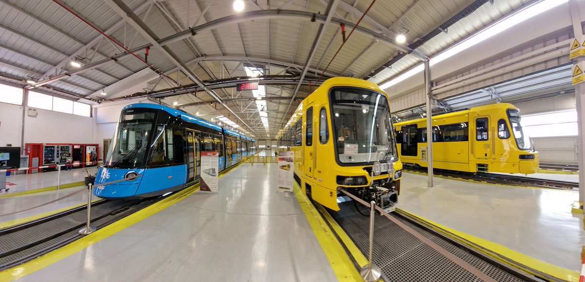 ¡Hola! ¿Quieres saber el precio de tu tranvía?

Jornada de puertas abiertas en la factoría CAF de Zaragotham. 😜

Aunque no se permitía tomar fotos, se han podido ver las primeras carrocerías de los futuros 480 de Renfe Media Distancia, y tienen muy buena pinta. 😋