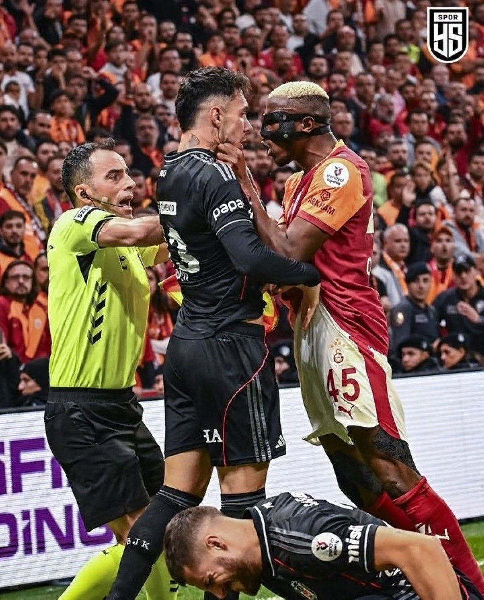 Fenerbahçe başka bir rakiple oynarken yana yana tweet atıyorsunuz. Bu akşam doğrandınız tek tweet yok siz de bu Fenerbahçe kompleksi varken her şeyi sindirirsiniz <a href="/Besiktas/">Beşiktaş JK</a>