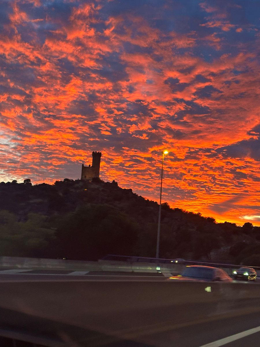 pacoragageles's tweet photo. Impresionante el atardecer de ayer en #LasRozas caminó del Escorial https://t.co/gyRxWL7lml