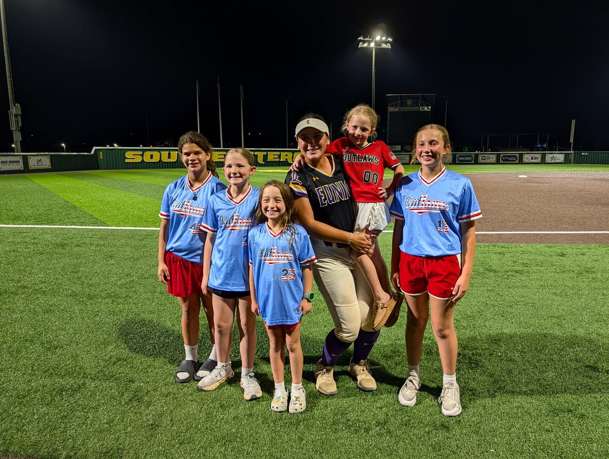 GGweems22's tweet photo. Little LSUE v SLU action. Friends and Family on and off the field ♥️ #Lionup https://t.co/iWrulNUjMU