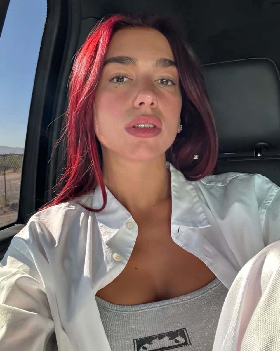 lipapictures's tweet photo. dua lipa, that’s girlfriend material https://t.co/XPEzc8KrgW