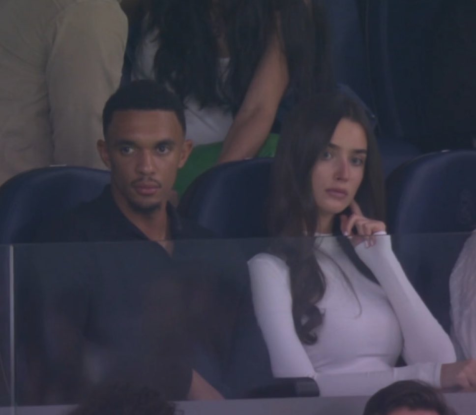 Trent at the Bernabéu with his girlfriend. 📸