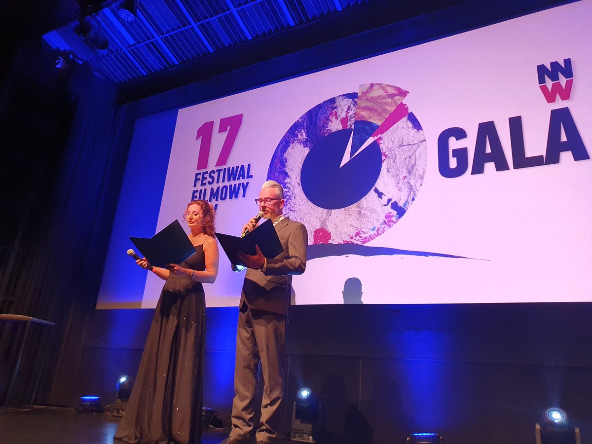 #Gdynia. Gala finałowa 17 Międzynarodowego Festiwalu Filmowego <a href="/FestiwalN/">Festiwal_NNW</a> pod patronatem <a href="/prezydentpl/">Kancelaria Prezydenta RP</a> <a href="/NawrockiKn/">Karol Nawrocki</a>. Nagrody dla filmów fabularnych i dokumentalnych oraz nagrody specjalne w tym Sygnet Niepodległości, który otrzymał pośmiertnie Sergiusz Piasecki.