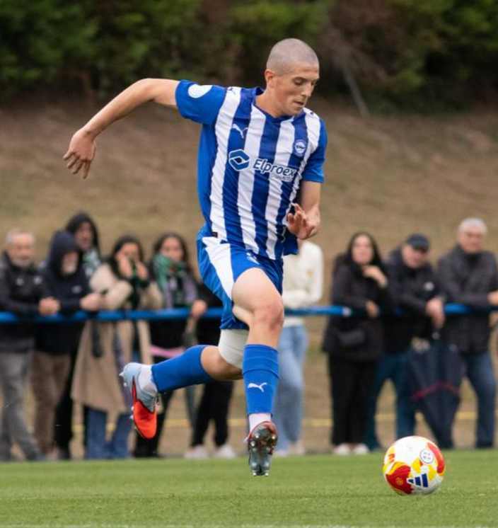 Alavesfera's tweet photo. ✂️De coña el nuevo 'look' de Xanet, tiene que ser una apuesta👨‍🦲🤣

🔥Suban con el primer equipo al nuevo Laguardia @Alaves https://t.co/kgU588ifRY