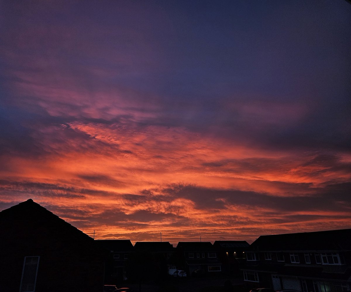 Glorious sky this evening 🌙 🌇