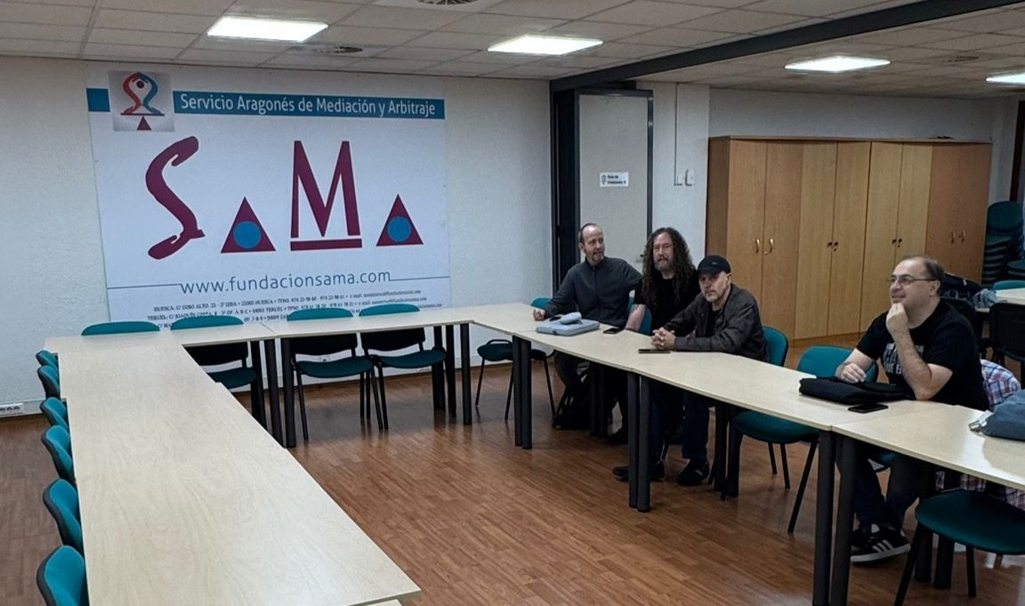 jobislai's tweet photo. Un día te convocan huelga las trabajadoras de una de tus empresas para mejorar sus condiciones, y al día siguiente te conceden honores en el ayuntamiento de Zaragoza. Así funciona este sistema. https://t.co/CXPq94F6Z4