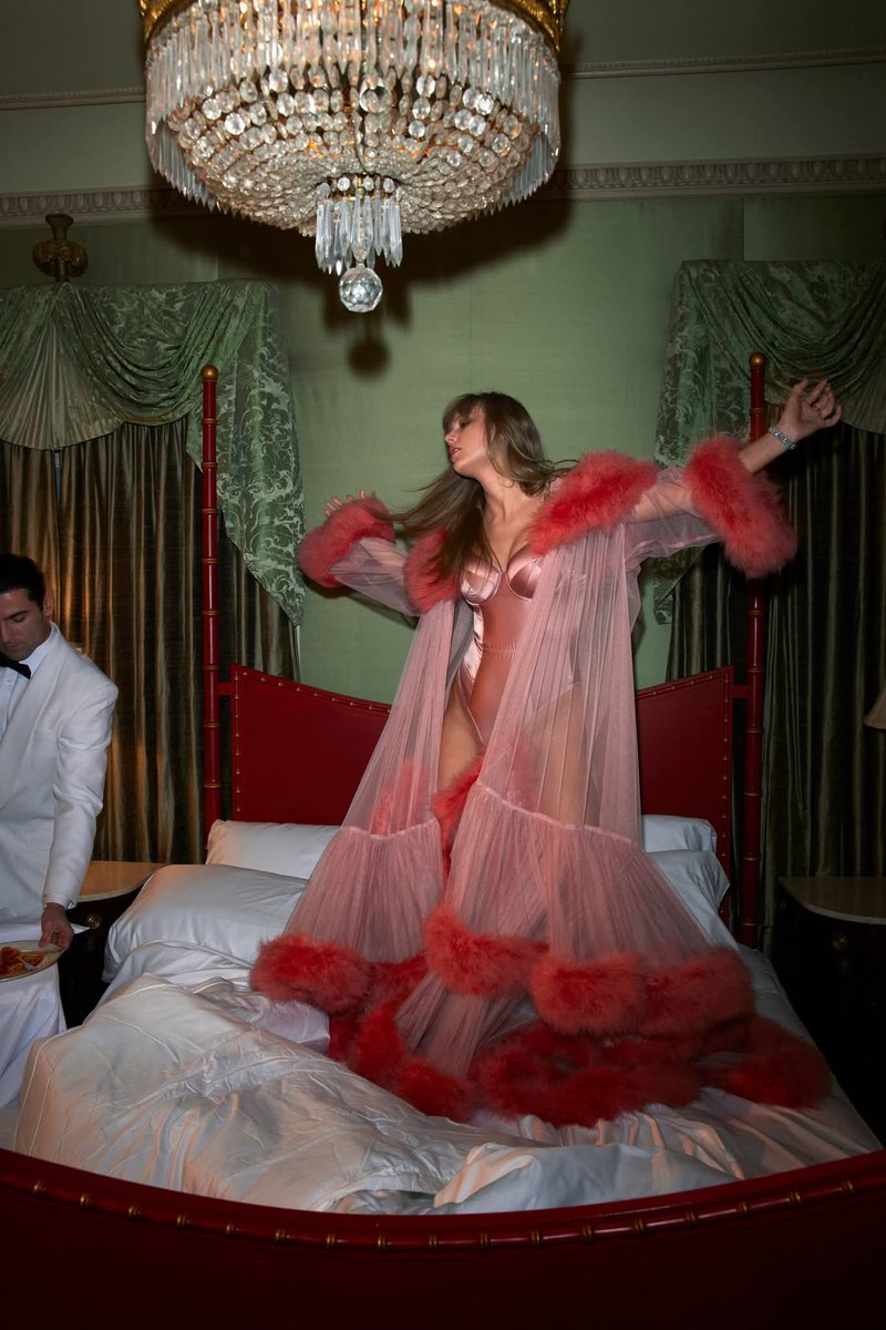 NotAfolklore's tweet image. Just the life of a Showgirl. 💃