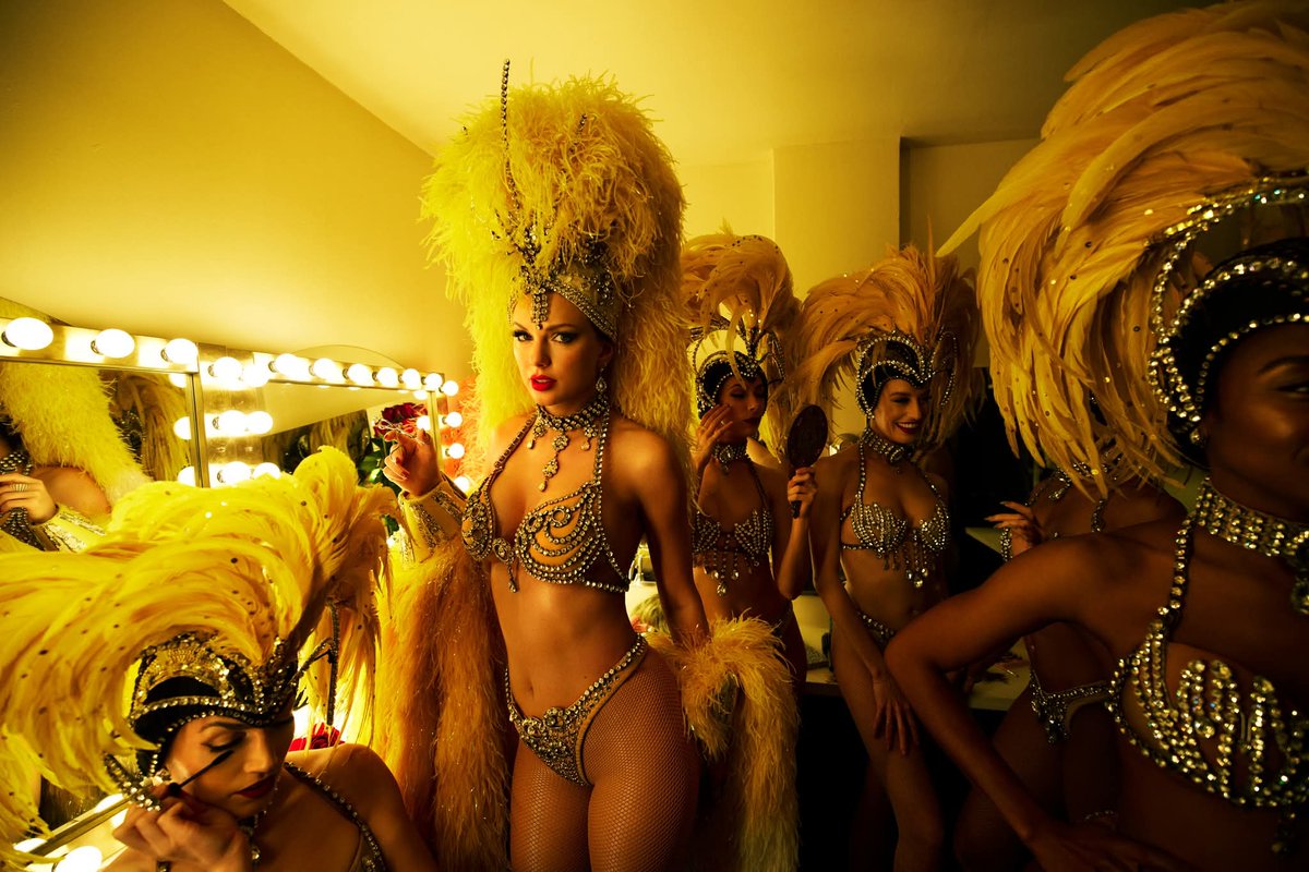 NotAfolklore's tweet image. Just the life of a Showgirl. 💃