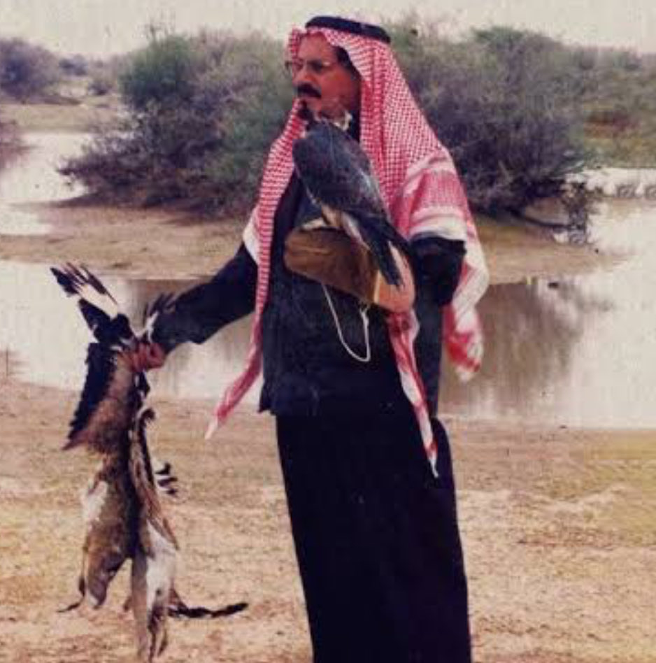 wllecl's tweet photo. ما والله اغبط اللي ي��بون ظول السوق
ولا أحب ادوّج في الديار وحدايقها
احب المطر والخيل واحب شوف النوق
واحب الهنوف اللي تكاشف عواتقها
ليا صار مع جمالها عقلها ماثوق
ليا شفتها تقول سبحان خالقها
عيون المهاه وعاتقٍ مارقٍ منتوق
وخدٍ كما شمس الضحي في تشاعقها

#محمد_بن_خلف_الخس https://t.co/tbeUkQkCLO