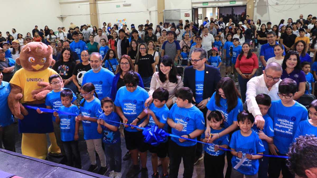 SoyUnison's tweet photo. Chicos y grandes se divierten y aprenden en el Rally de la Niñez Científica y Expo Profesiones STEM, actividad realizada por la comunidad universitaria y en la cual los niños recibieron playeras por parte de la institución. https://t.co/ZSdNXN8WBy