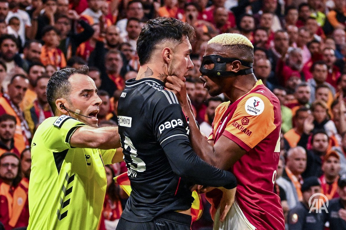 Victor Osimhen ve Emirhan Topcu kavgası.