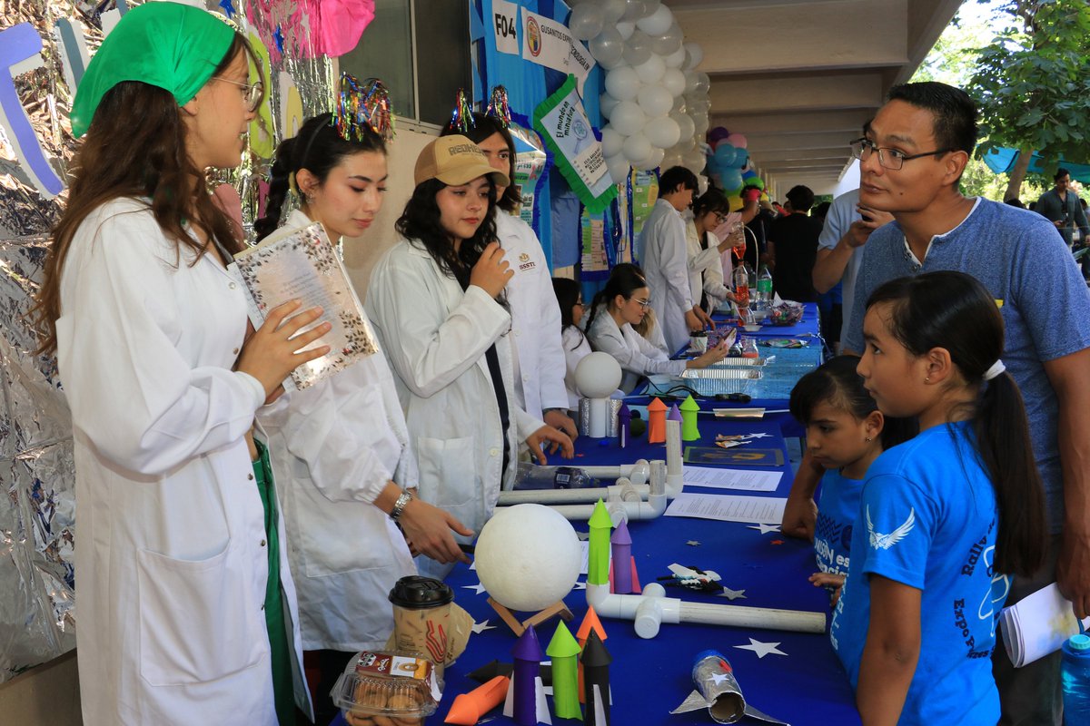 Chicos y grandes se divierten y aprenden en el Rally de la Niñez Científica y Expo Profesiones STEM, actividad realizada por la comunidad universitaria y en la cual los niños recibieron playeras por parte de la institución.