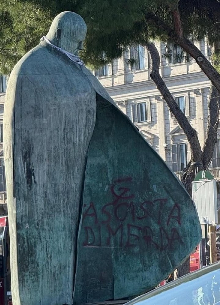 LadyFlora12's tweet photo. "Camerata Wojtyla Presente "

#manifestantiallariscossa https://t.co/qA5oapndTw