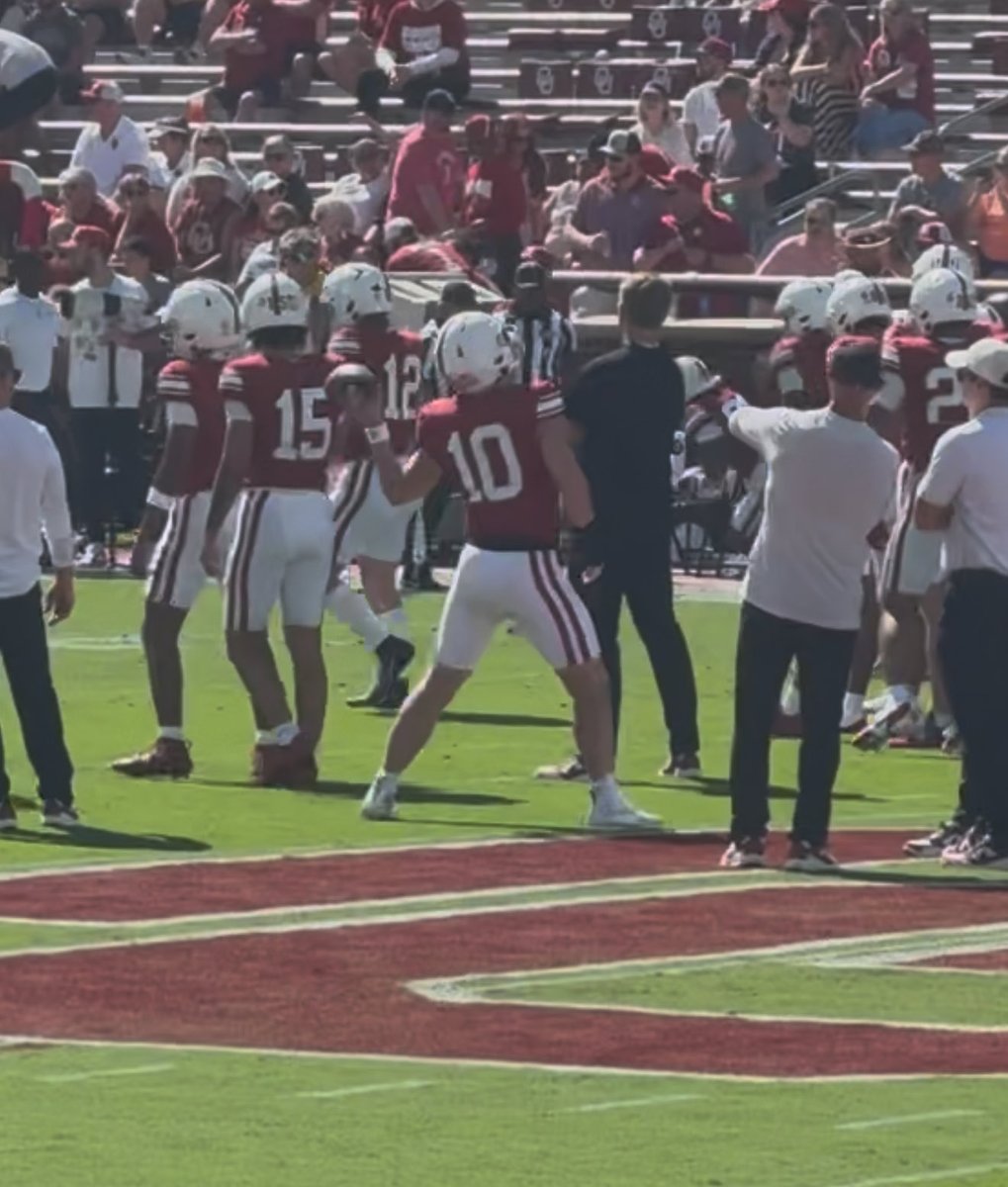 He’s out here doing warmup/stretches with the rest of the team and throwing a few lefty balls 👀