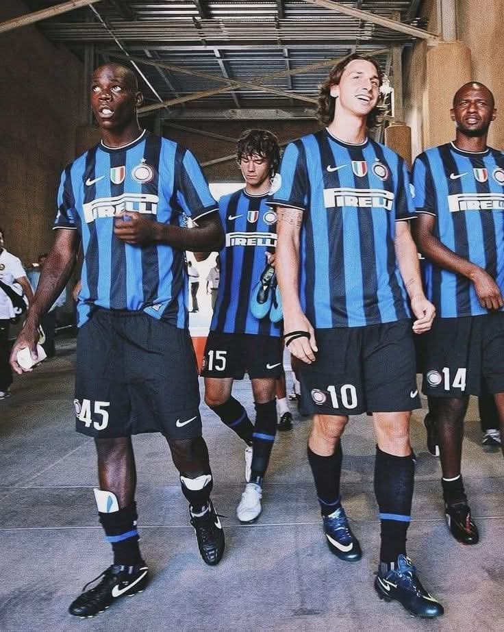 🎙️Zlatan Ibrahimović:

En el Inter de Milán teníamos una regla: si perdíamos dos partidos seguidos, se retrasaban los salarios. ¡Pero Balotelli rompió esa regla!

Perdimos una final de copa y un partido de liga en tres días. Mario no apareció en el entrenamiento y Mourinho no