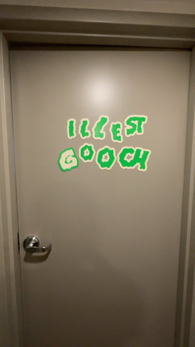 fixxleopard's tweet image. decorated for halloween