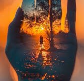 مزحوم بالذكرى وأنا
مزحوم جدا بالحنين
حنا خلقنا للعنا
عشاق لكن مهملين
احبابنا ماهم لنا
دايم بعاد وغايبين
تحيط ذكراهم بنا
مهما تولوا راحلين
اليأس فينا ما فنا
للحين واحنا يأسين
والشعر لو منا دنا
يدني وهو جدا حزين
إلى متى وأحنا هنا
نعيد روتين السنين
الأرض هذي مو لنا
الأرض مو للعاشقين