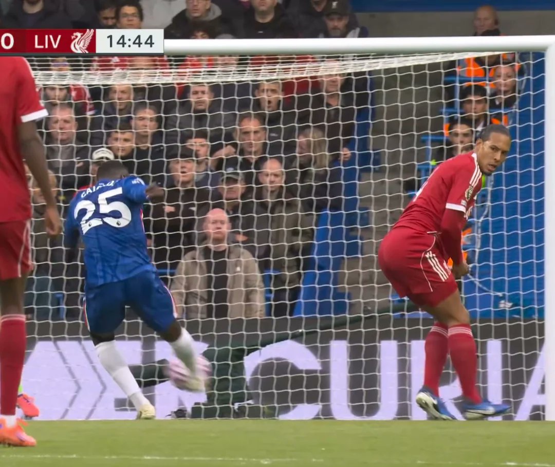 Van Dijk twerks better than Nicki Minaj