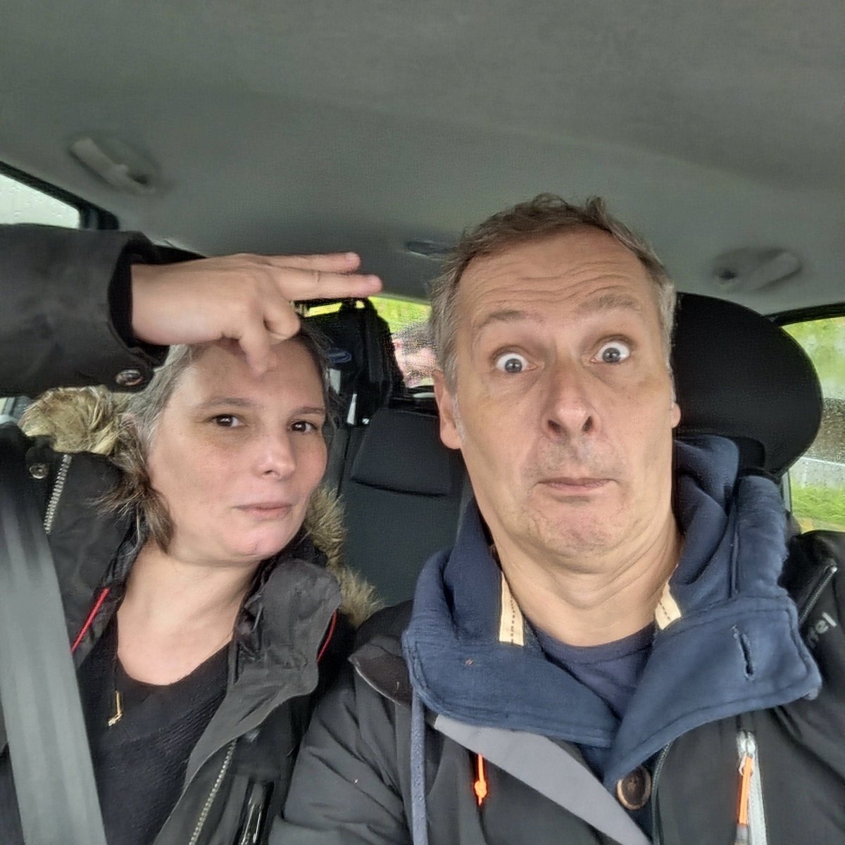 flash info! Nous avons kidnappé Marcus dans sa voiture !  Nous vous le rendrons en échange de likes et de commentaires !