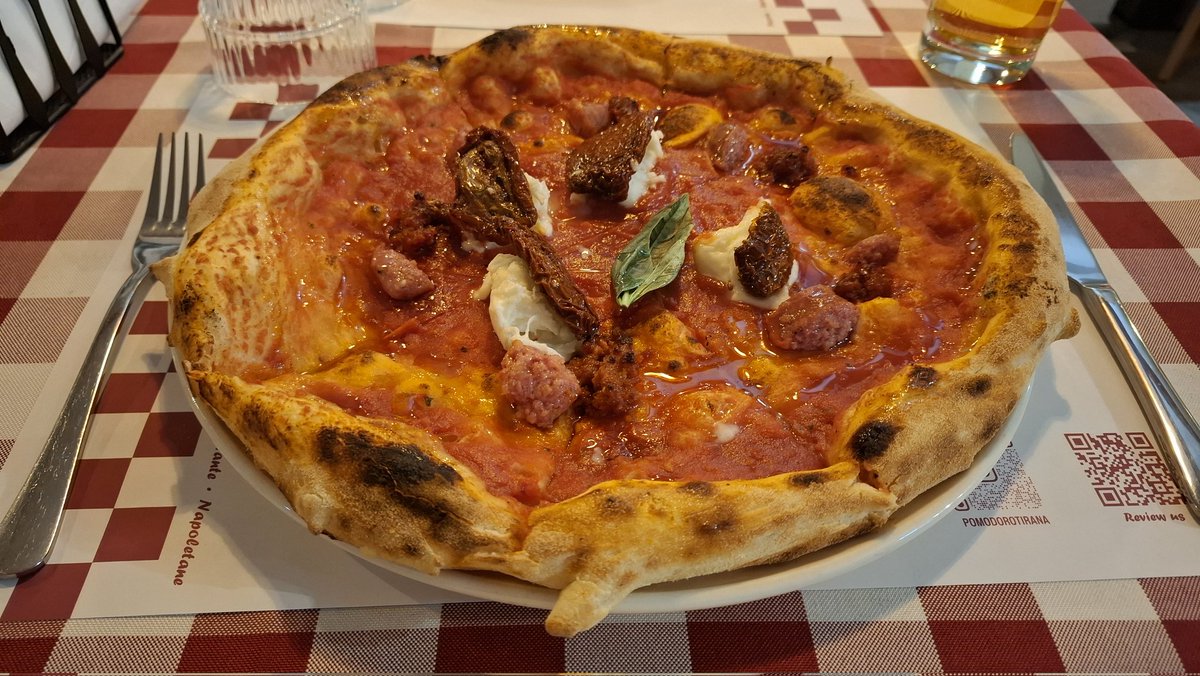 RabbitRabbitOn's tweet image. Too close to Italy to not have pizza